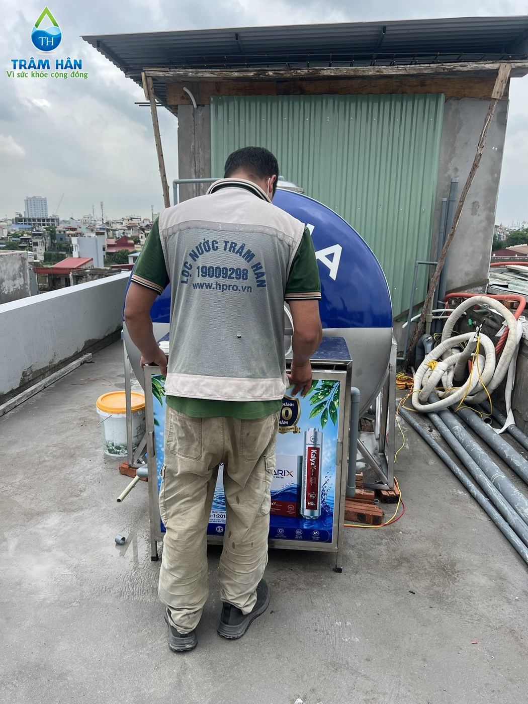 Kỹ thuật viên Trâm Hân hoàn thiện tủ lọc tổng