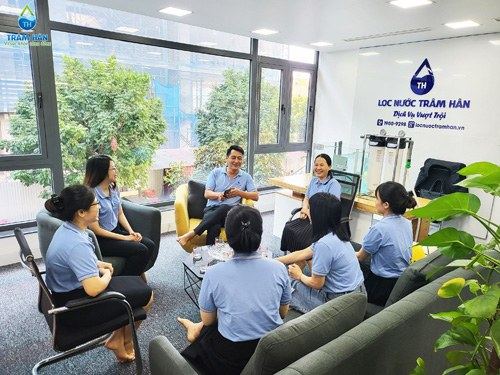 Buổi họp đội ngũ tại văn phòng Trâm Hân