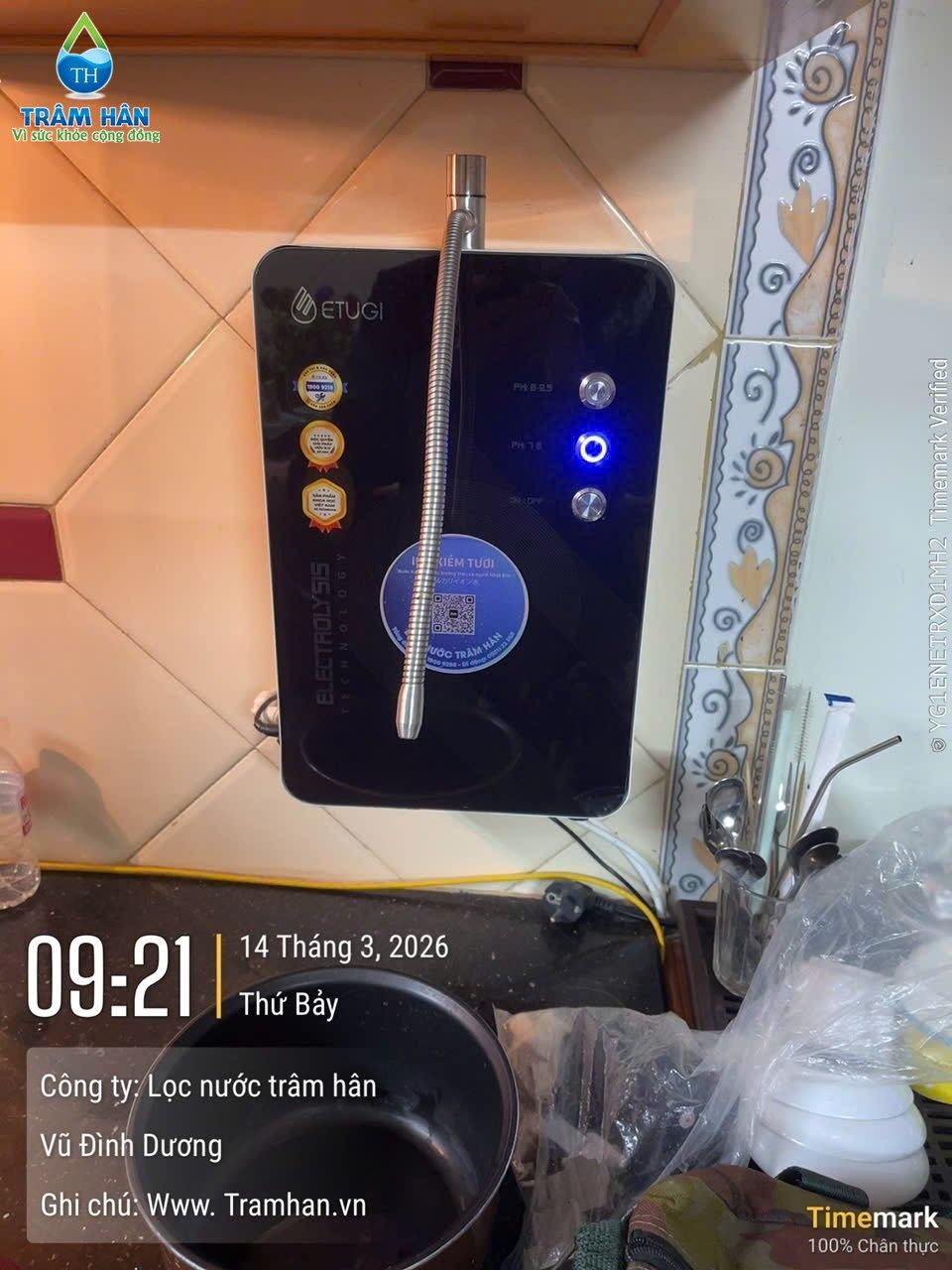 Máy ion kiềm Etugi treo tường tại bếp gia đình